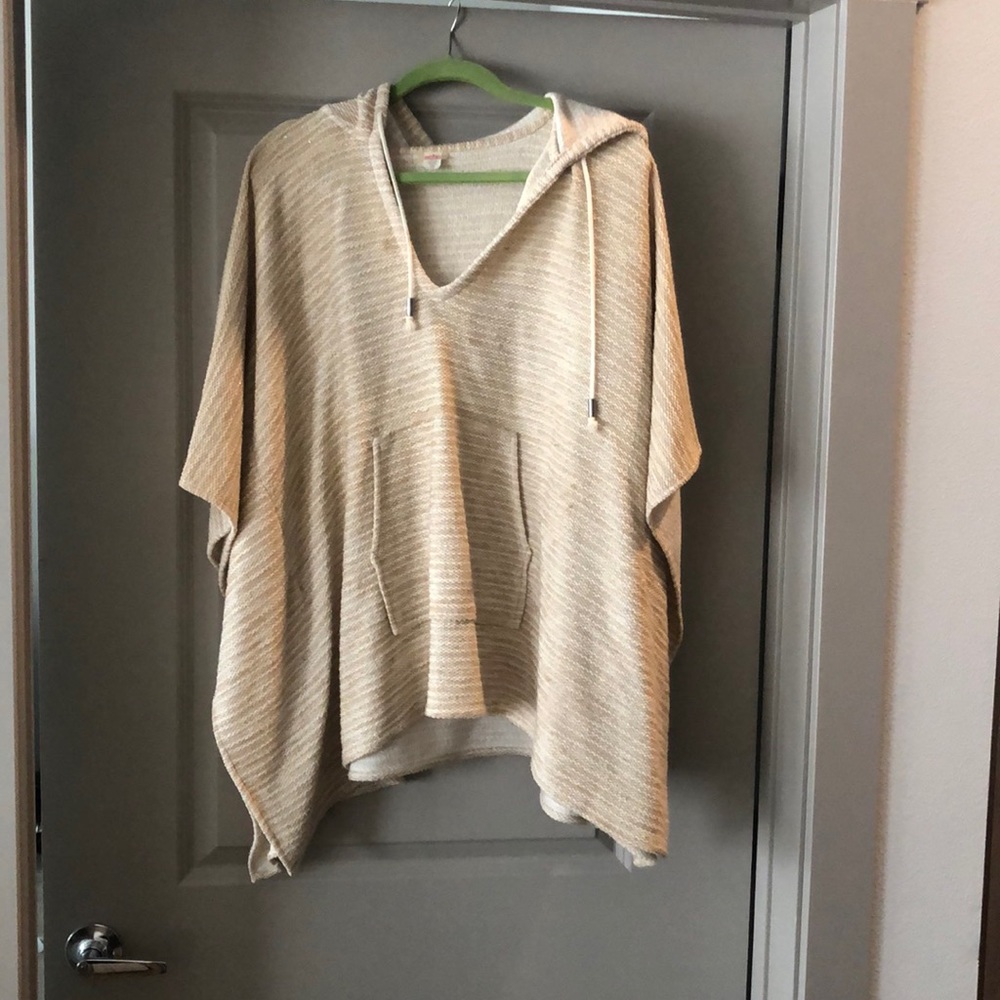 Echo Hooded Poncho with front pocket